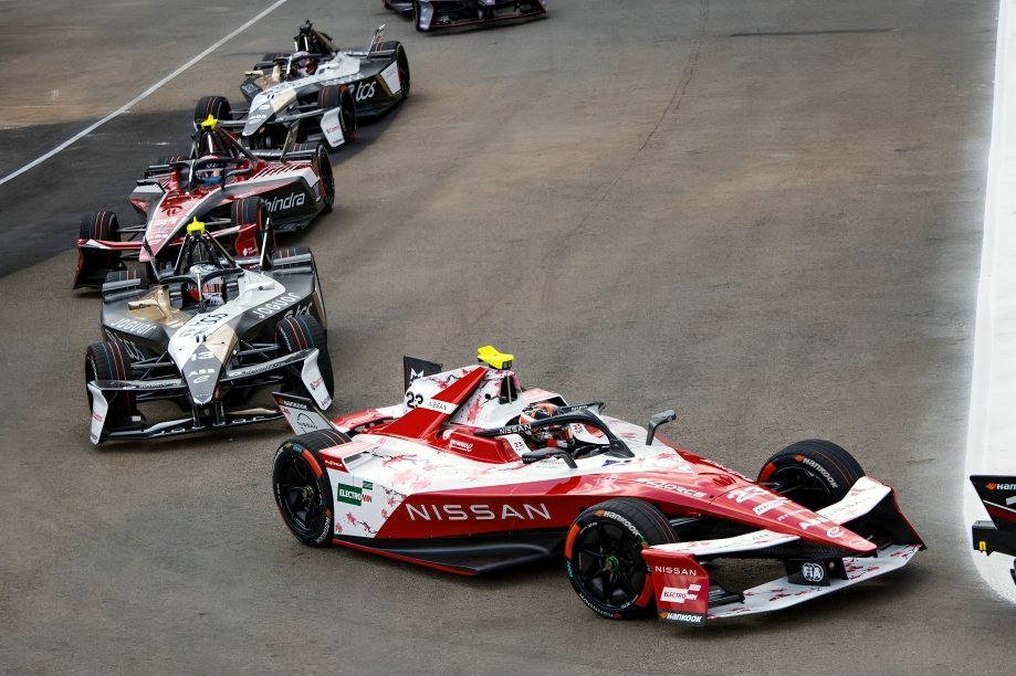 Oliver Rowland del equipo Nissan de Fórmula E Temporada 12 celebra en podio tras segundo lugar en E-Prix São Paulo Brasil 2025
