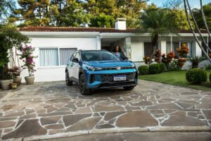 Mecánico realizando mantenimiento preventivo del vehículo en época festiva revisando motor y fluidos en taller Volkswagen