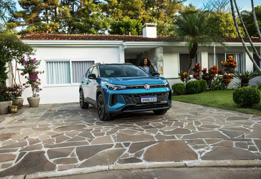 Mecánico realizando mantenimiento preventivo del vehículo en época festiva revisando motor y fluidos en taller Volkswagen
