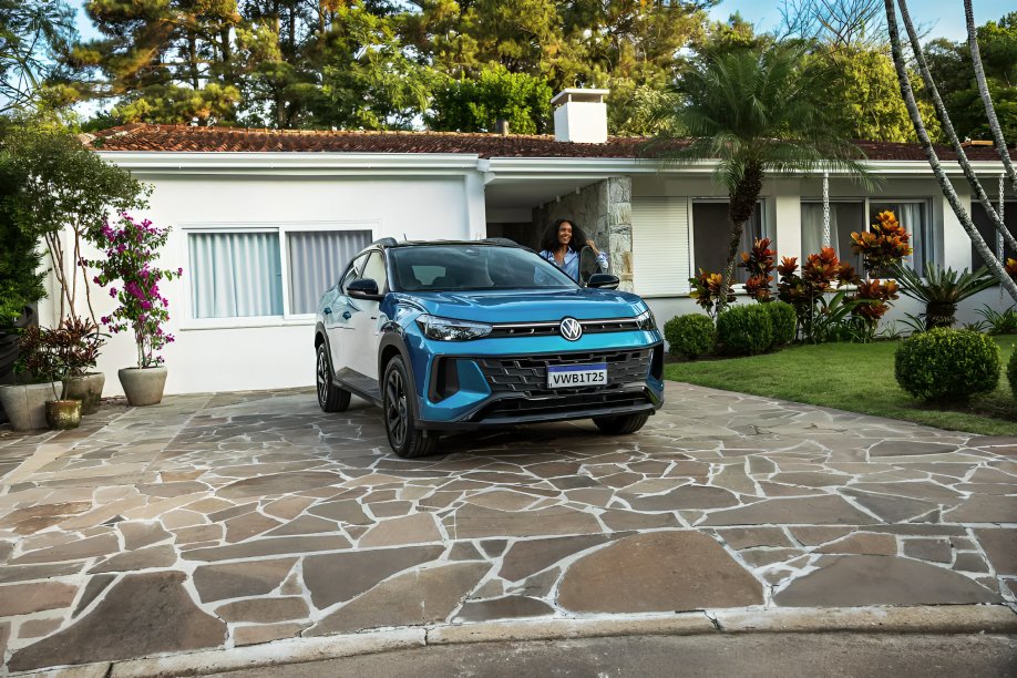 Mecánico realizando mantenimiento preventivo del vehículo en época festiva revisando motor y fluidos en taller Volkswagen