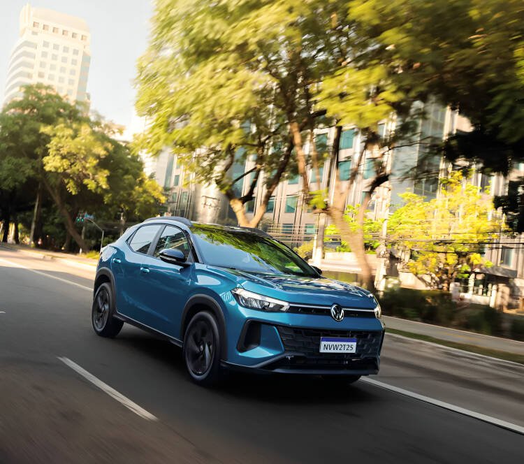 Persona usando celular para explorar Volkswagen Tera 3D Experience con vista 360 grados del SUV en pantalla digital interactiva