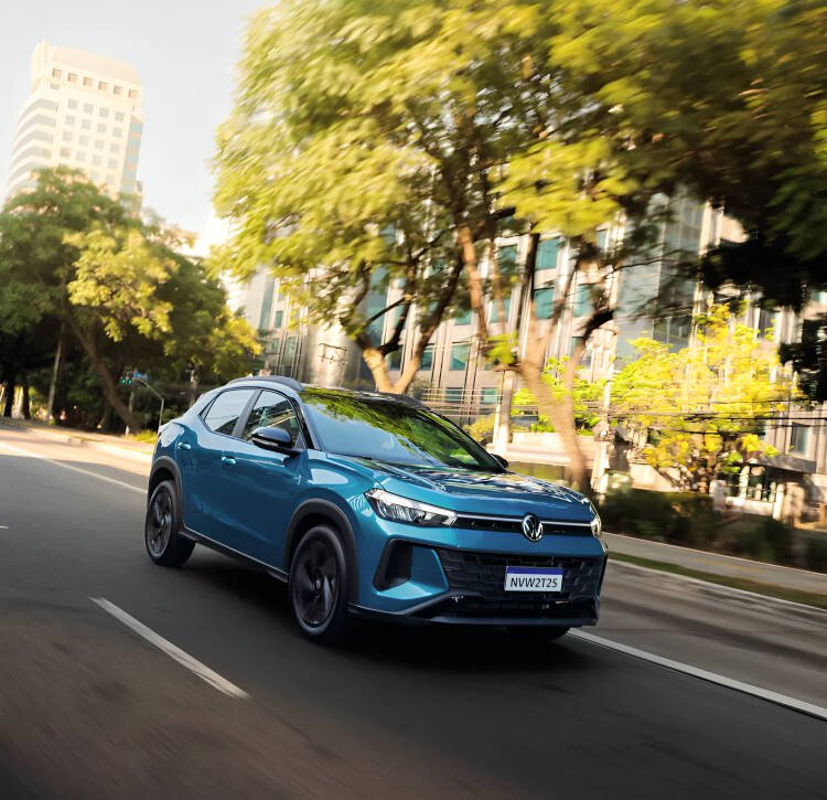 Persona usando celular para explorar Volkswagen Tera 3D Experience con vista 360 grados del SUV en pantalla digital interactiva