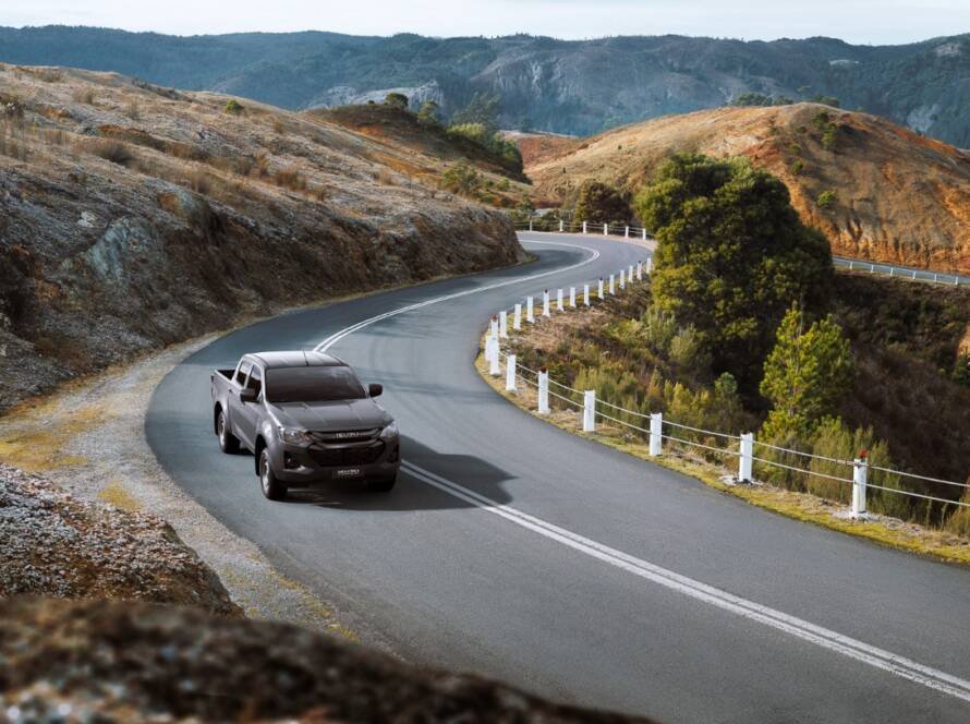 Isuzu pickup Ecuador modelo doble cabina en carretera ecuatoriana