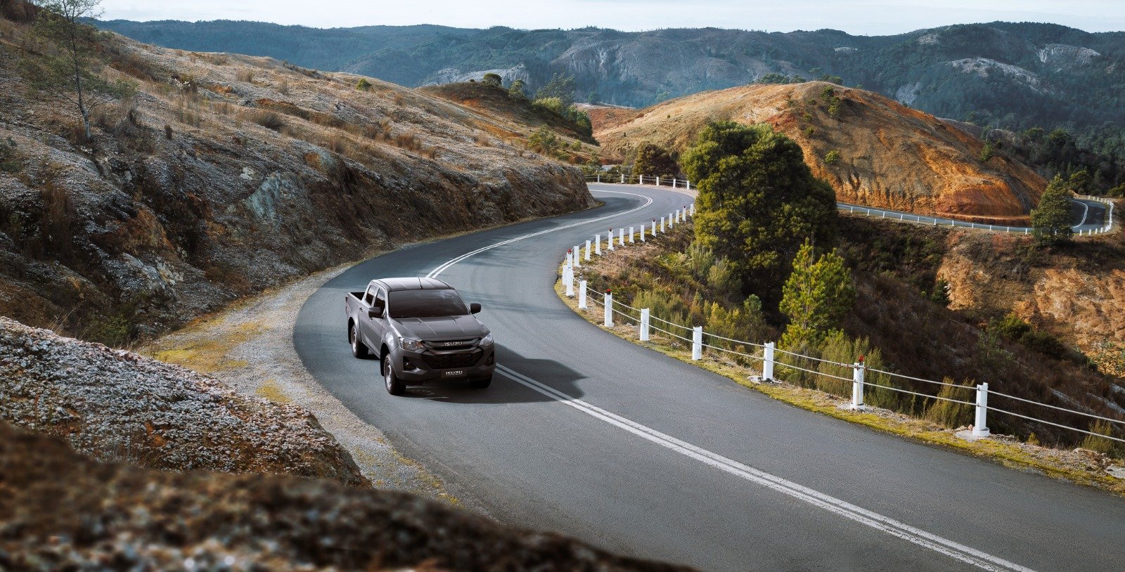 Isuzu pickup Ecuador modelo doble cabina en carretera ecuatoriana