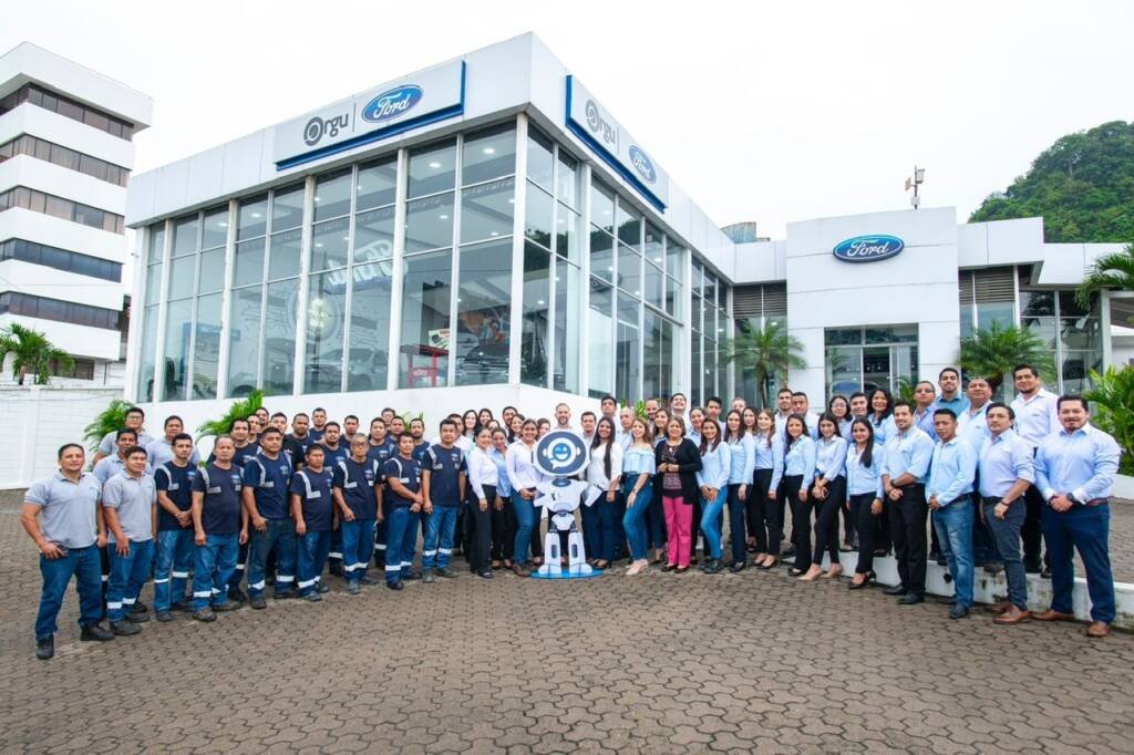 Nuevo concesionario multimarca ORGU Machala con showroom moderno y marcas automotrices reconocidas.