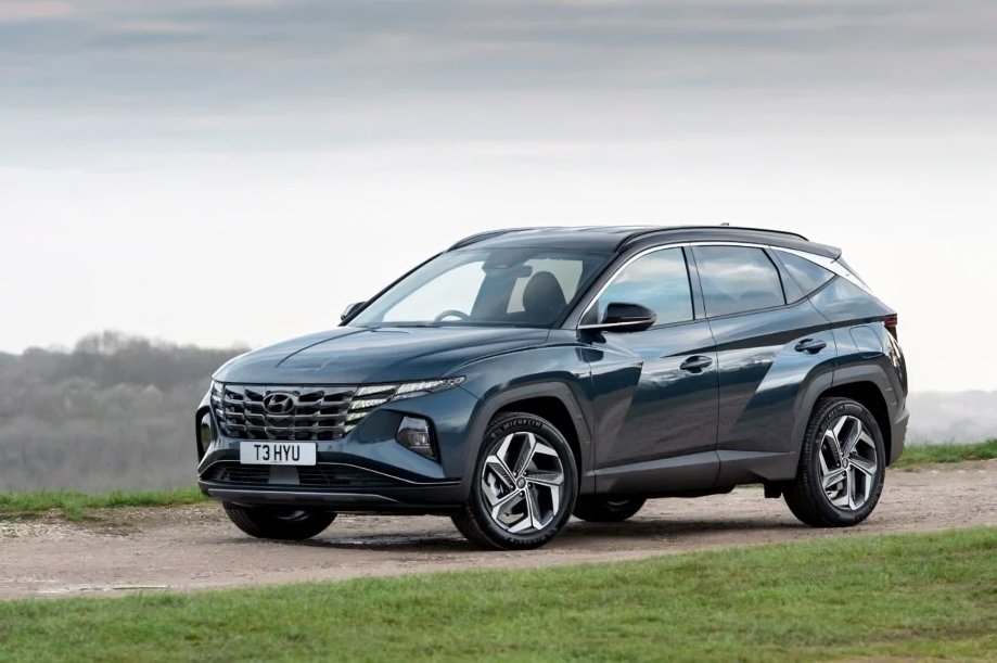 Hyundai TUCSON plateado galardonado como Mejor SUV Familiar Usado en premios What Car 2025 con familia feliz