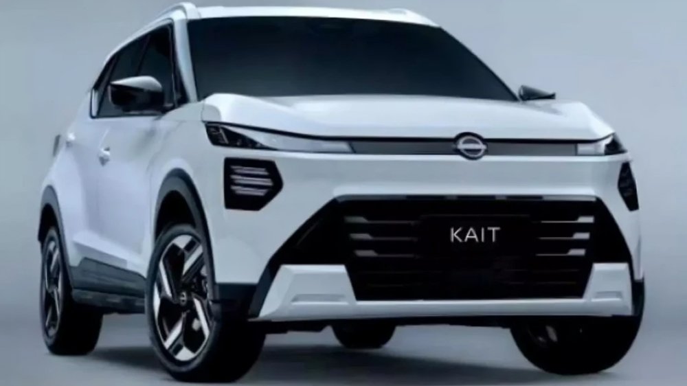 Nuevo SUV Nissan Kait 2026 en color plateado con diseño exterior moderno y grupos ópticos divididos en estudio fotográfico