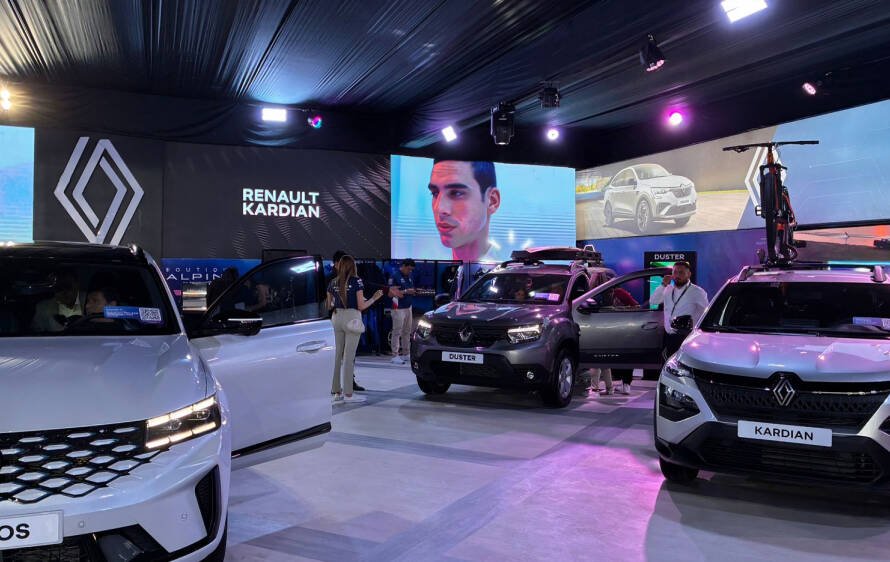 Feria automotriz Auto Mundo organizada por Aeade en Quito con vehículos nuevos en exhibición mostrando ventas de carros en Ecuador
