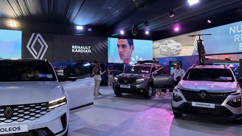 Feria automotriz Auto Mundo organizada por Aeade en Quito con vehículos nuevos en exhibición mostrando ventas de carros en Ecuador