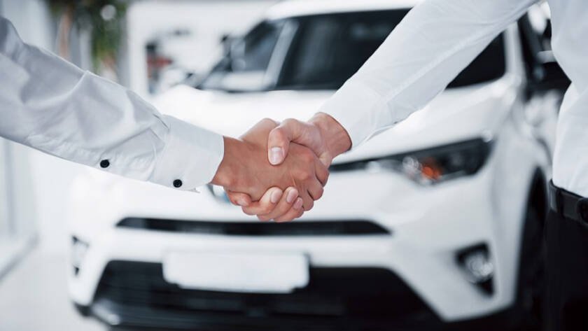 Concesionario automotriz en Ecuador con vehículos nuevos en exhibición durante noviembre 2025 tras récord de ventas