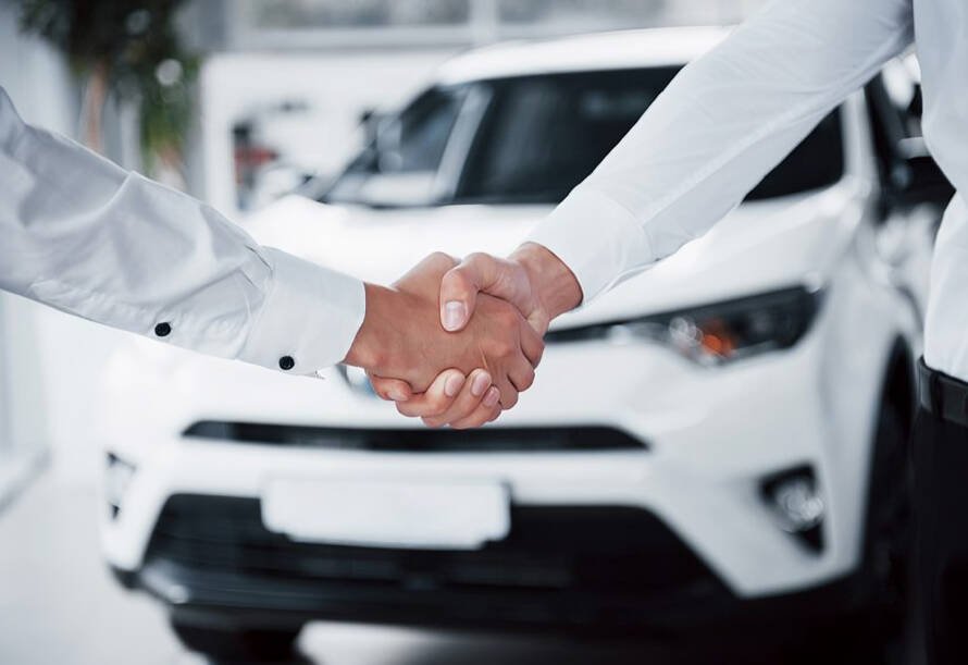 Concesionario automotriz en Ecuador con vehículos nuevos en exhibición durante noviembre 2025 tras récord de ventas