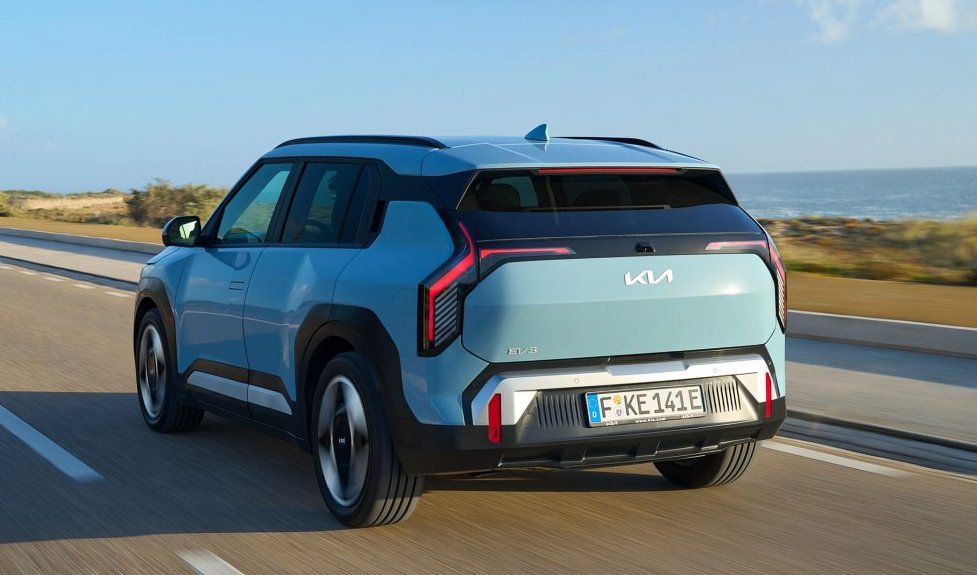 Kia EV3 SUV eléctrico compacto color blanco estacionado en carretera costera con vista al mar de Lisboa Portugal