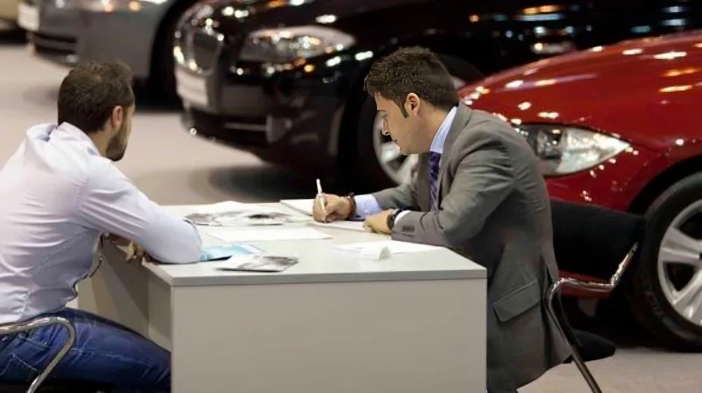 Concesionario de vehículos en Ecuador mostrando autos nuevos en exhibición durante el boom del mercado automotor ecuatoriano en 2025