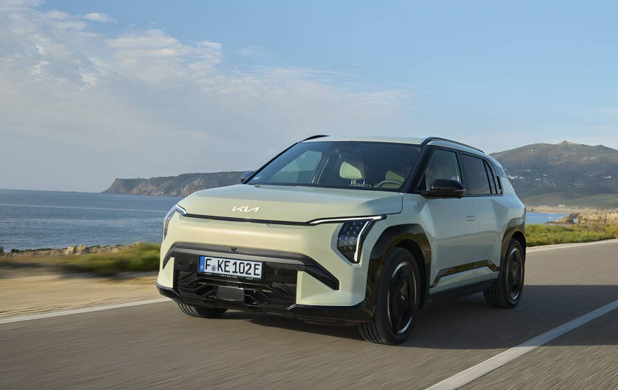 SUV eléctrico Kia EV3 GT-Line color gris estacionado mostrando diseño frontal moderno y líneas afiladas del modelo líder en ventas 2025