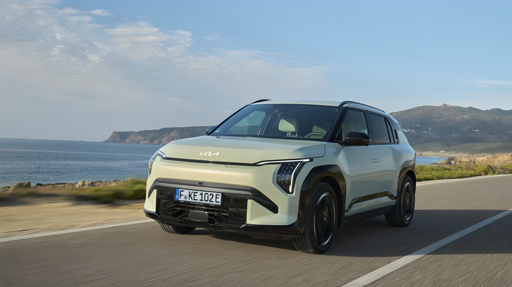 SUV eléctrico Kia EV3 GT-Line color gris estacionado mostrando diseño frontal moderno y líneas afiladas del modelo líder en ventas 2025