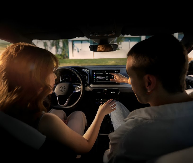 Mecánico revisando motor de vehículo antes de viaje en época festiva para preparar auto correctamente