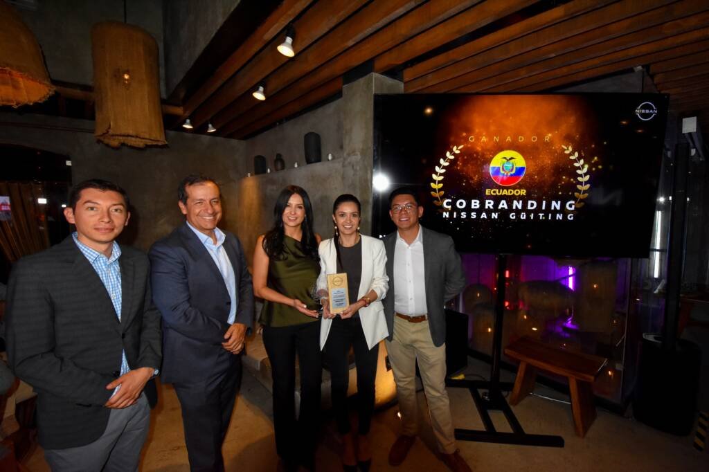 Representantes de Nissan Ecuador recibiendo el premio por las mejores estrategias de marketing de Nissan en la región.
