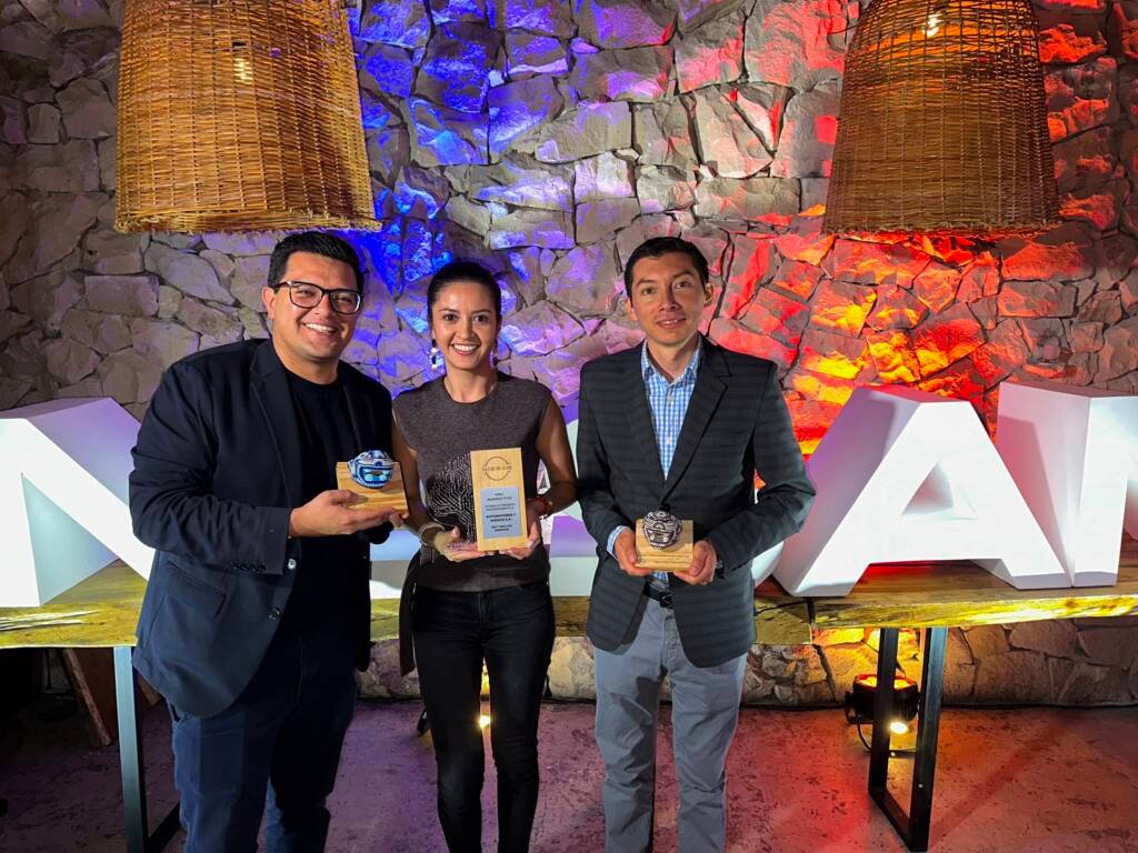 Representantes de Nissan Ecuador recibiendo el premio por las mejores estrategias de marketing de Nissan en la región.