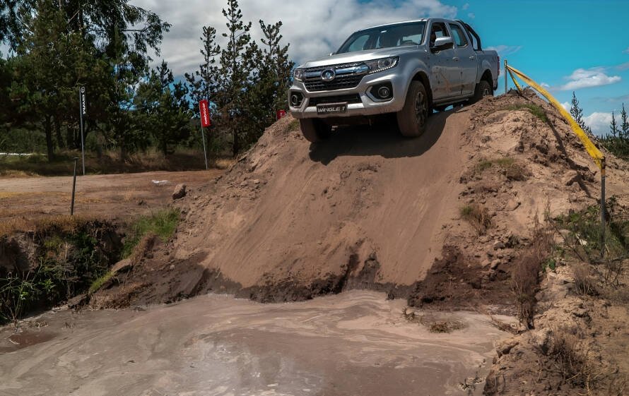 Planta CIAUTO ensamblando la nueva Wingle 7 de GWM en Ecuador con trabajadores en línea de producción reflejando industria automotriz ecuatoriana 2025