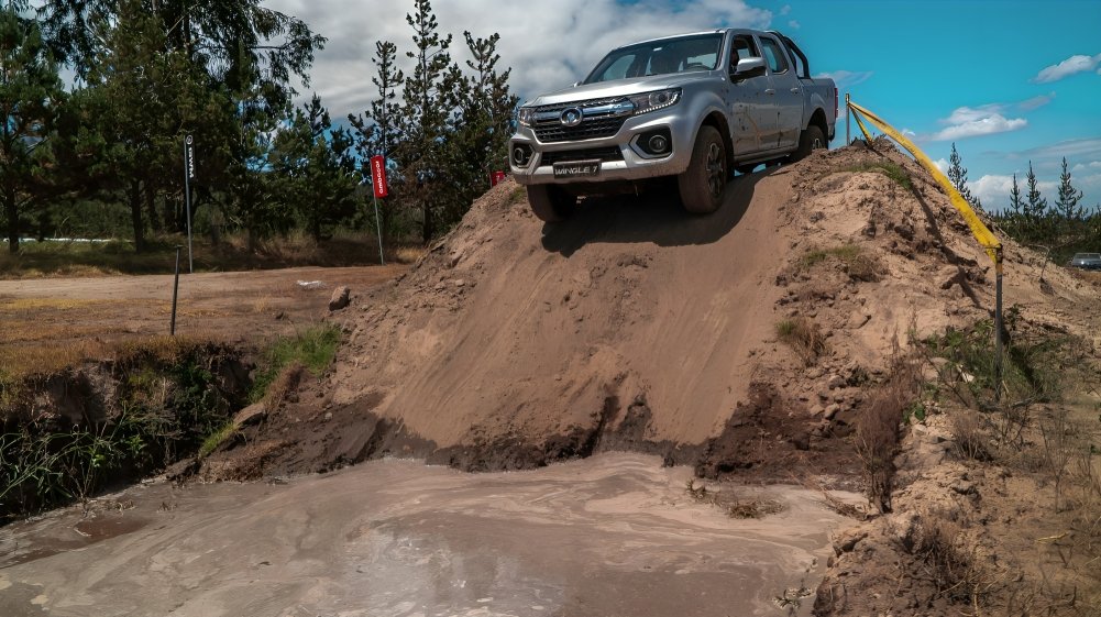 Planta CIAUTO ensamblando la nueva Wingle 7 de GWM en Ecuador con trabajadores en línea de producción reflejando industria automotriz ecuatoriana 2025