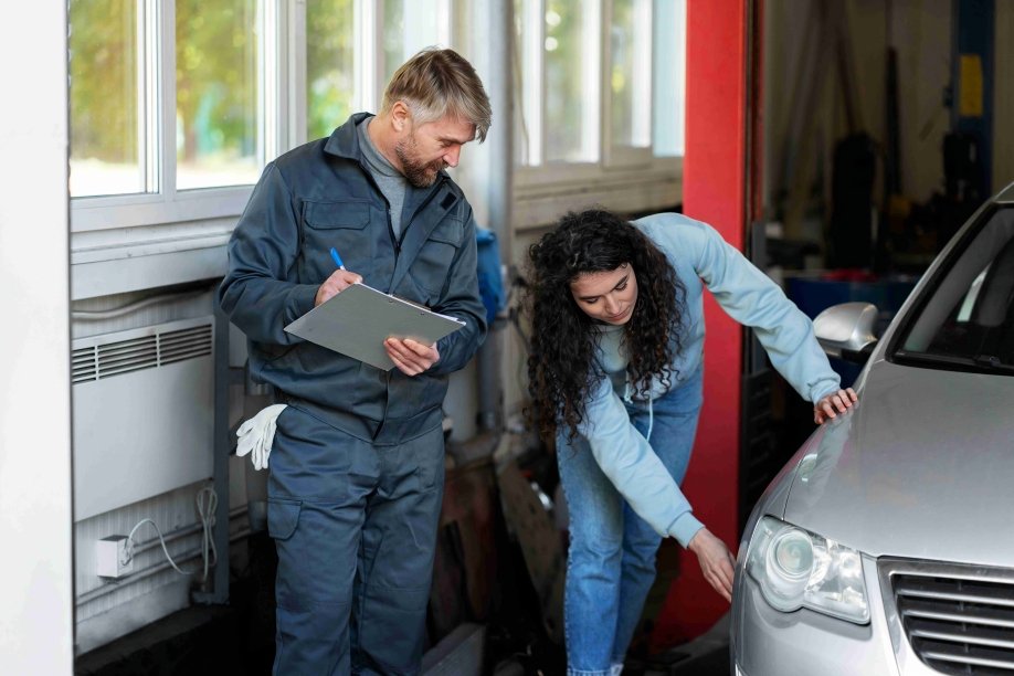 Mecánico realizando mantenimiento preventivo del motor en taller automotriz profesional