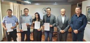 Representantes de Continental Tire Andina entregando donación de repuestos industriales al Instituto Tecnológico del Azuay.
