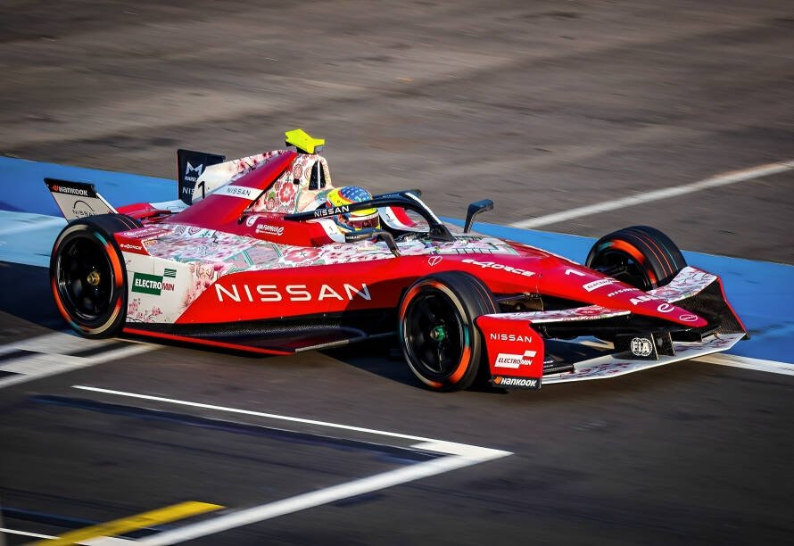 Oliver Rowland piloto Nissan Fórmula E México 2026 celebrando tercer lugar en podio Autódromo Hermanos Rodríguez