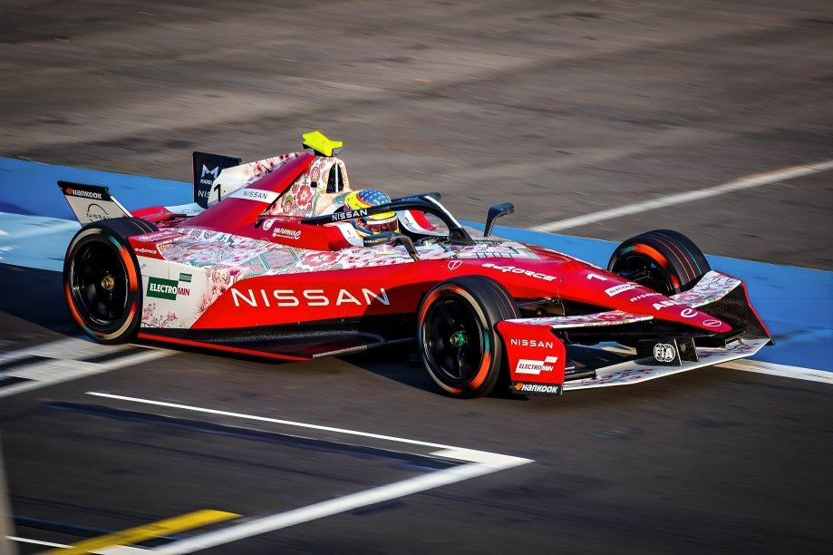 Oliver Rowland piloto Nissan Fórmula E México 2026 celebrando tercer lugar en podio Autódromo Hermanos Rodríguez
