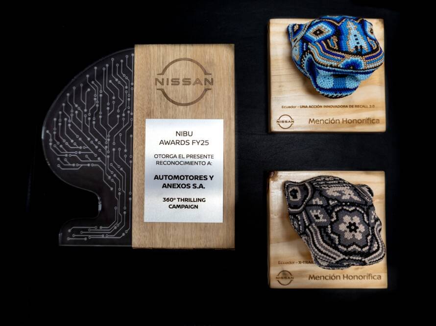 Representantes de Nissan Ecuador recibiendo el premio por las mejores estrategias de marketing de Nissan en la región.