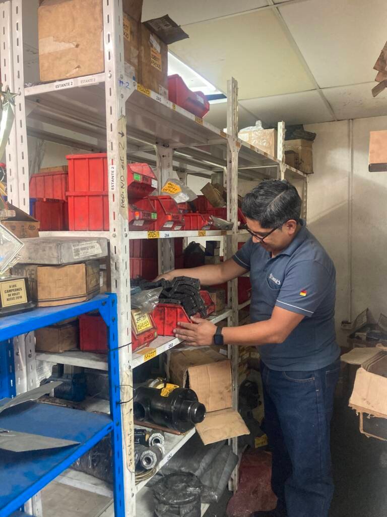 Representantes de Continental Tire Andina entregando donación de repuestos industriales al Instituto Tecnológico del Azuay.