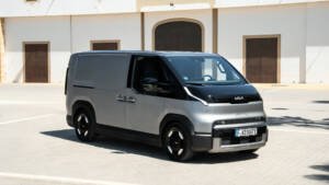 Kia PV5 Cargo eléctrico color blanco con certificación cinco estrellas Euro NCAP 2025 para vans comerciales seguras