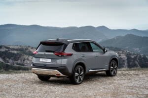 SUVs Nissan estacionados en concesionaria ecuatoriana mostrando preferencias de vehículos en Ecuador 2025