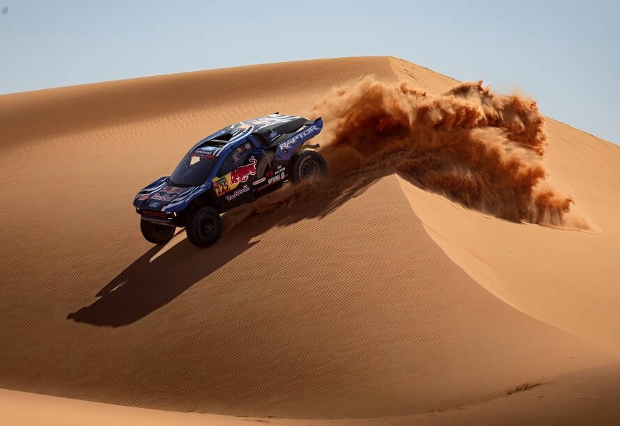 Ford Raptor T1+ liderando el Rally Dakar 2026 en el desierto de Arabia Saudita con dunas de fondo