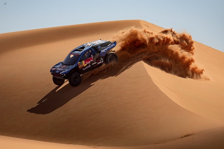 Ford Raptor T1+ liderando el Rally Dakar 2026 en el desierto de Arabia Saudita con dunas de fondo
