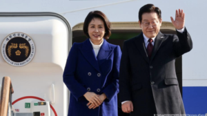 El presidente surcoreano visita a China y llega a Pekín para una cumbre bilateral con Xi Jinping