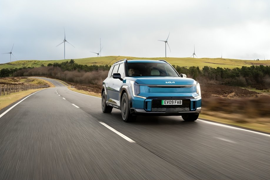 Kia Sportage EV3 EV9 y PV5 Passenger ganadores premios What Car 2026 con trofeos reconocimiento automotriz global