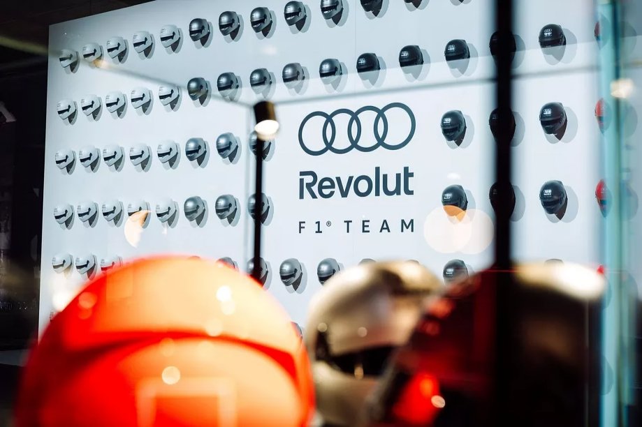 Director técnico de Audi James Key durante presentación del monoplaza 2026 controversia motores Mercedes y Red Bull