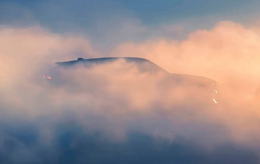 Renault Filante SUV híbrido color plateado estacionado mostrando diseño frontal con parrilla iluminada distintiva
