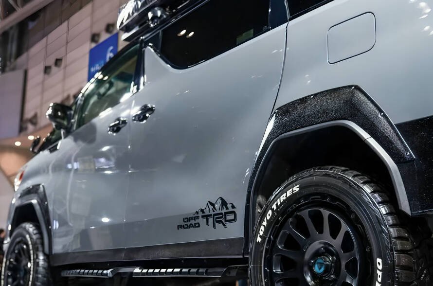 Toyota Alphard versión todoterreno modificada con kit de carrocería Double Eight y neumáticos todo terreno