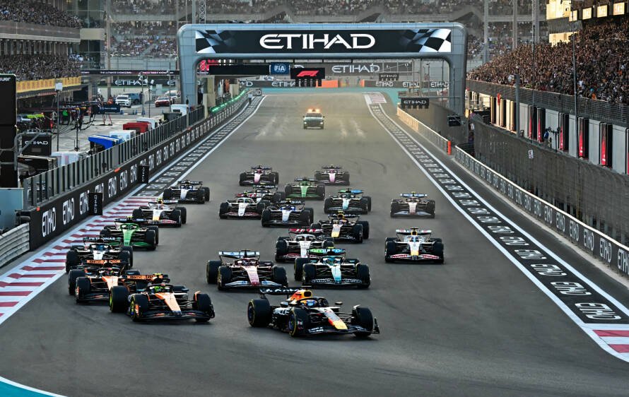 Salida del GP de Abu Dabi 2025 con monoplazas rumbo a los F1 2026 cambios en el reglamento