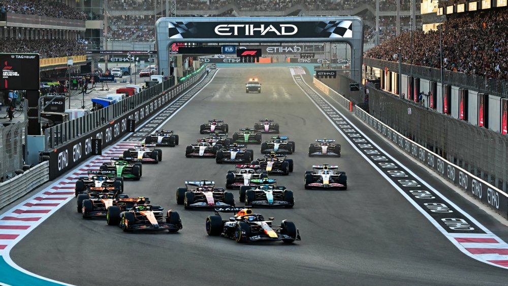 Salida del GP de Abu Dabi 2025 con monoplazas rumbo a los F1 2026 cambios en el reglamento