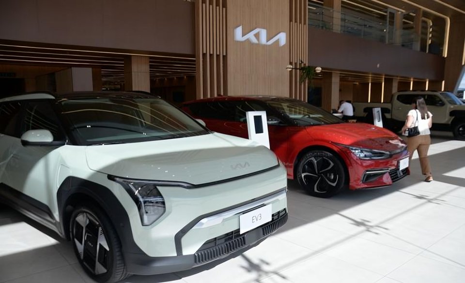 Vehículos nuevos Kia y Chevrolet en concesionario de Ecuador mostrando ventas de vehículos en Ecuador 2025