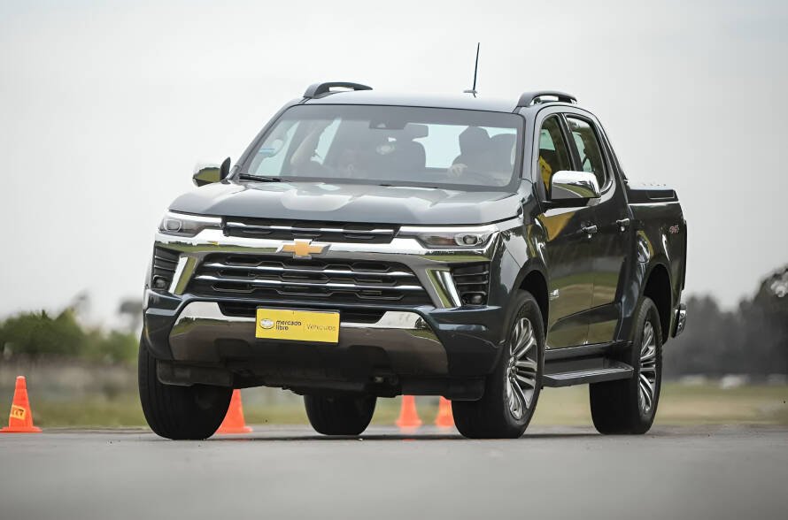 Chevrolet S10 High Country en ruta, vista frontal de pick up mediana renovada