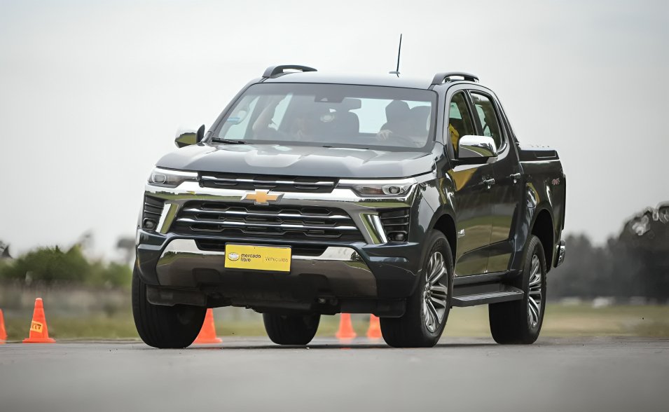 Chevrolet S10 High Country en ruta, vista frontal de pick up mediana renovada