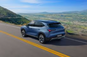 Nueva Chevrolet Captiva Híbrida Enchufable en color azul alba, exhibida en un concesionario con su cargador enchufable.