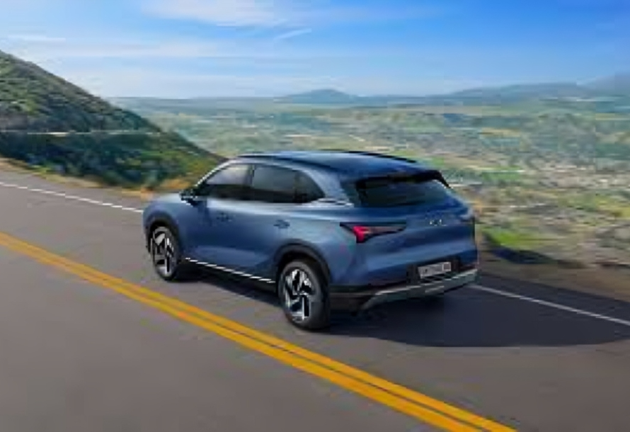 Nueva Chevrolet Captiva Híbrida Enchufable en color azul alba, exhibida en un concesionario con su cargador enchufable.