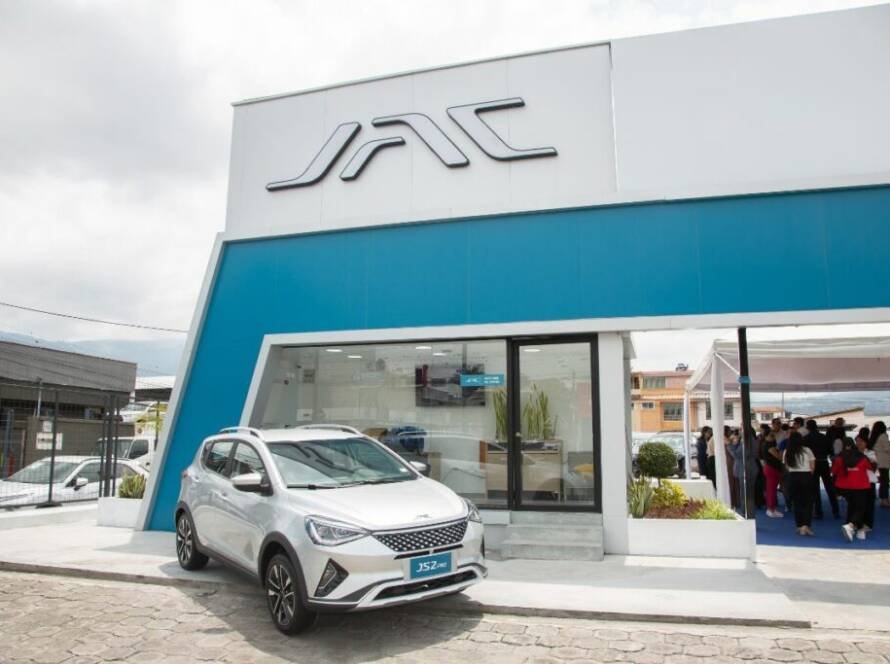Nuevos autos eléctricos JAC impulsando la movilidad sostenible en Ibarra frente al concesionario de Asiauto.