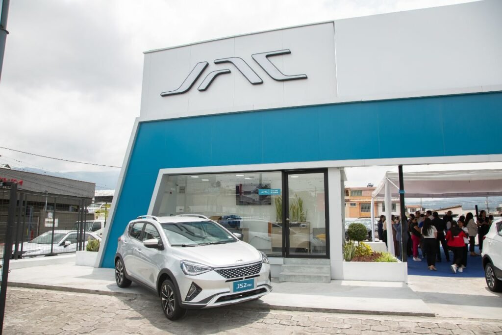 Nuevos autos eléctricos JAC impulsando la movilidad sostenible en Ibarra frente al concesionario de Asiauto.