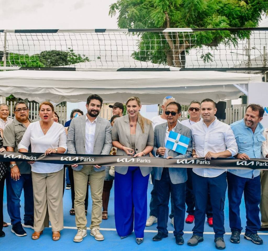 Imagen de la inauguración de Kia Parks en Manta con autoridades y áreas verdes renovadas bajo el Plan S.