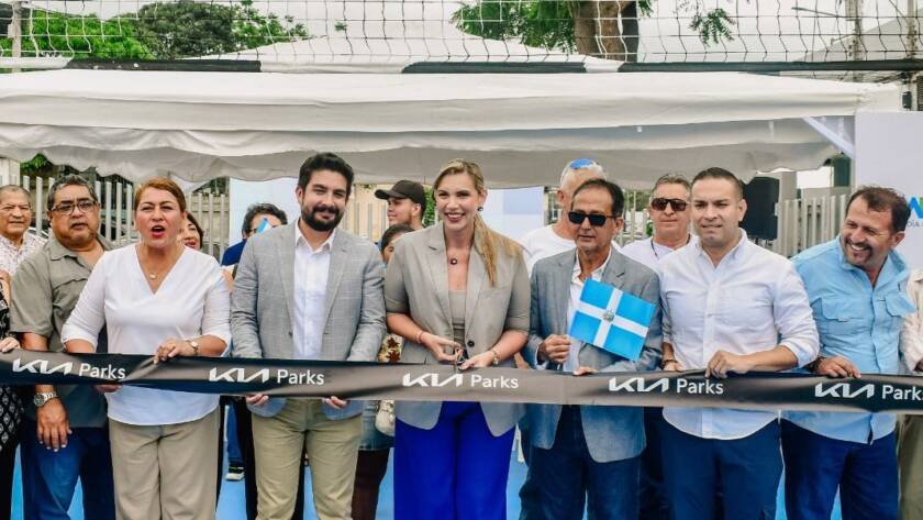 Imagen de la inauguración de Kia Parks en Manta con autoridades y áreas verdes renovadas bajo el Plan S.